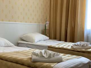 Отель Sergeev Hotel Николаев Улучшенный двухместный номер с 2 отдельными кроватями-1
