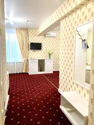 Отель Sergeev Hotel Николаев Люкс-5