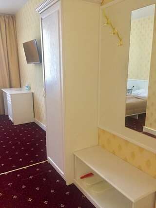Отель Sergeev Hotel Николаев Улучшенный двухместный номер с 1 кроватью-2