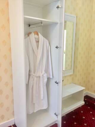Отель Sergeev Hotel Николаев Улучшенный двухместный номер с 2 отдельными кроватями-3