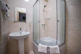 Отель Sergeev Hotel Николаев Стандартный двухместный номер с 1 кроватью-5